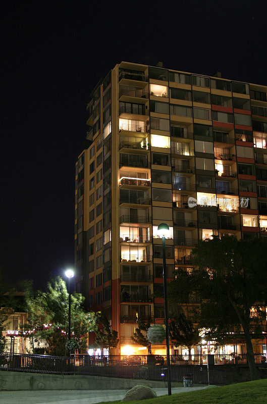 晚上的公寓大楼