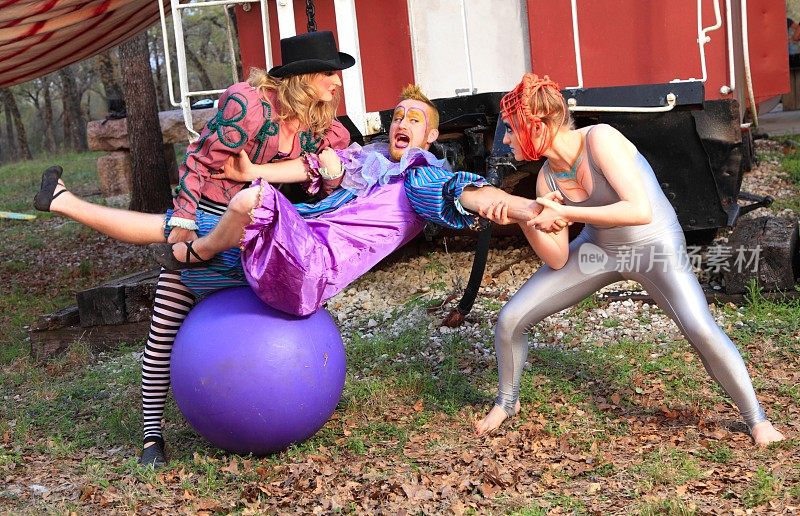 两个女马戏团演员和男小丑