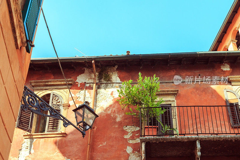 旧窗户和阳台。意大利维罗纳