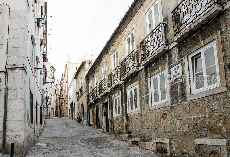 葡萄牙里斯本典型的狭窄住宅街道