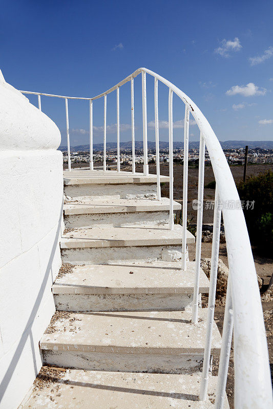 帕福斯白色灯塔楼梯塞浦路斯对蓝色的天空