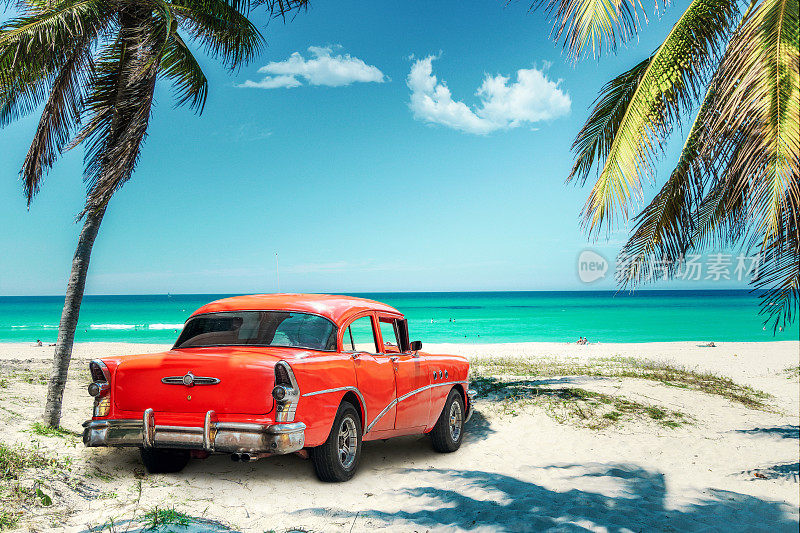 古巴海滩上的老式美国车
