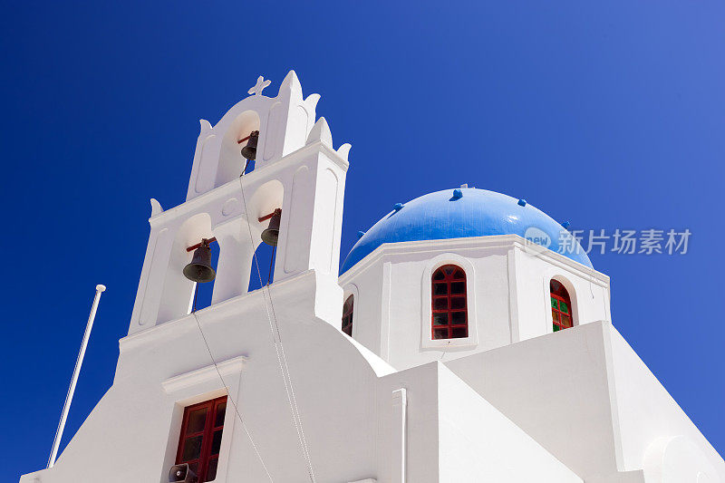 希腊圣托里尼岛伊亚或伊亚的白色教堂。