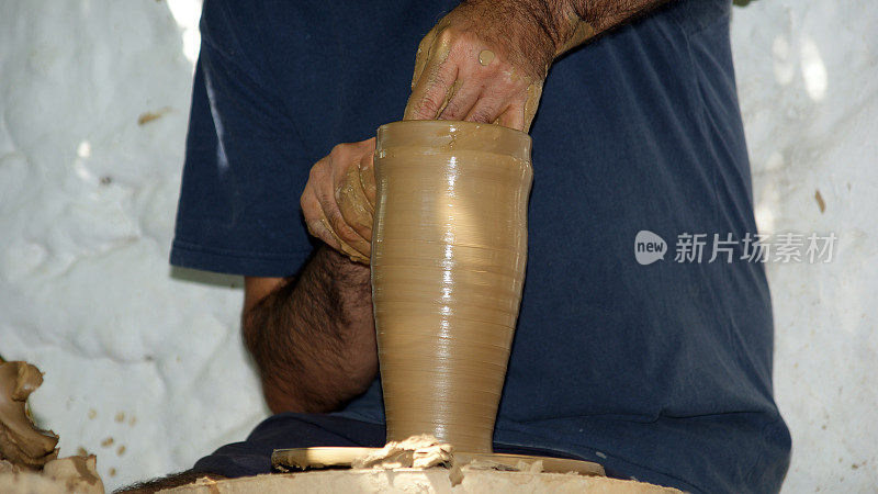 艺术家在陶轮上塑造花瓶