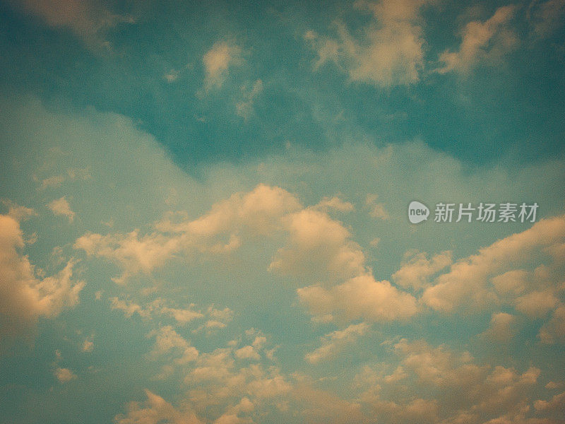 温暖的复古蓝天与朦胧的云Vignette背景