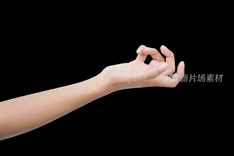 右手女显示肌肉收缩，数手指，用手指数数字，手势，显示手掌和手臂。孤立在黑色背景上