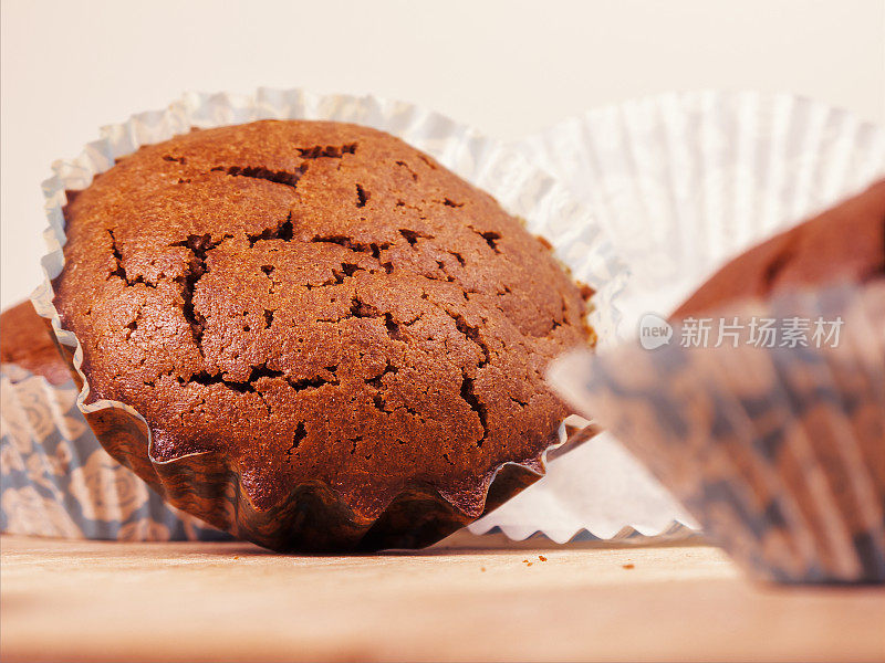 巧克力松饼。新鲜烘焙的巧克力蛋糕放在纸烤盘里