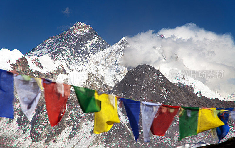 喜马拉雅山和珠穆朗玛峰上挂着祈祷旗
