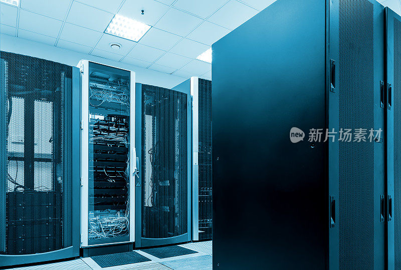现代网络和电信技术计算机概念:数据中心服务器室