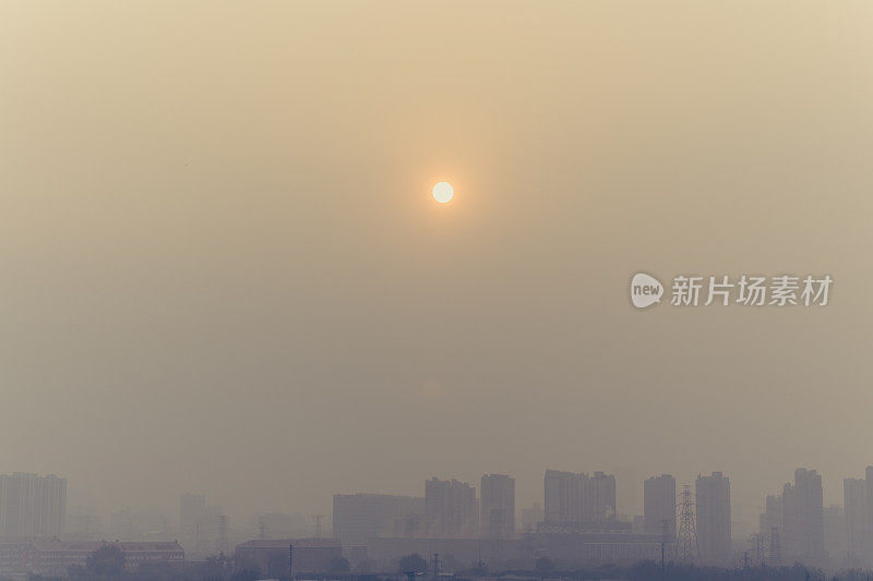 在北京一个雾天里拍摄日落的建筑