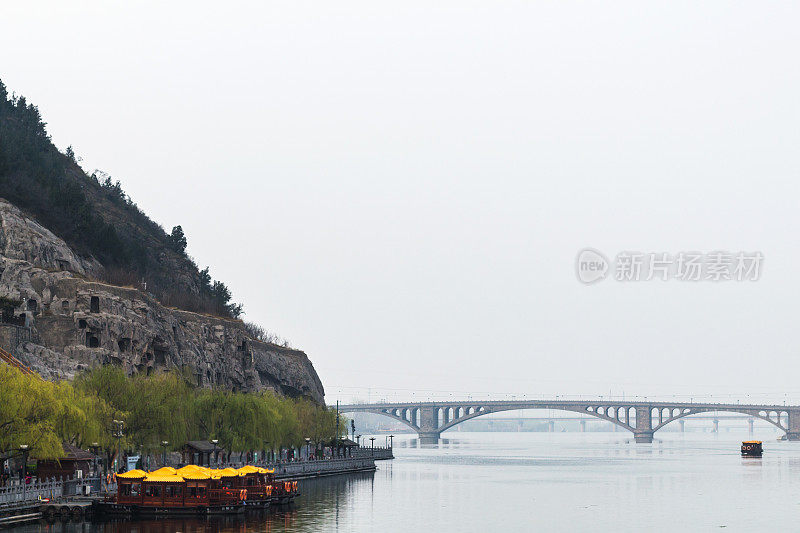 依江大桥和西山的景色