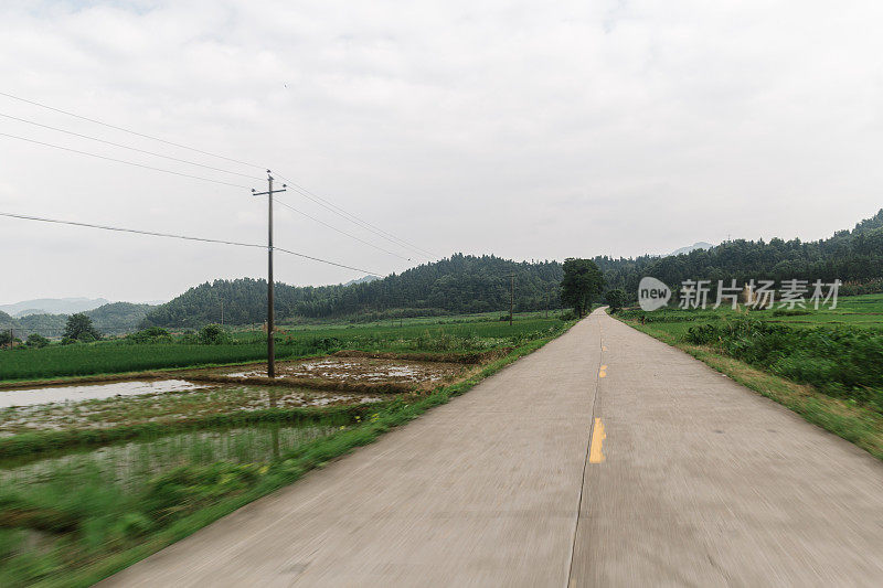 阳光灿烂的日子里的混凝土乡村公路