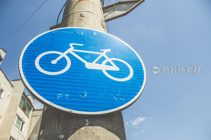 只有自行车的路线标志