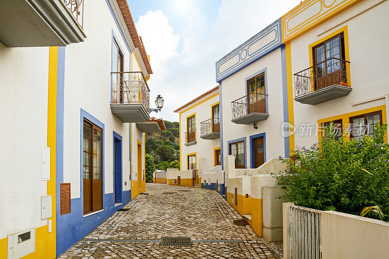 葡萄牙阿尔加维Faro区Aljezur市borira镇附近的居民区街道