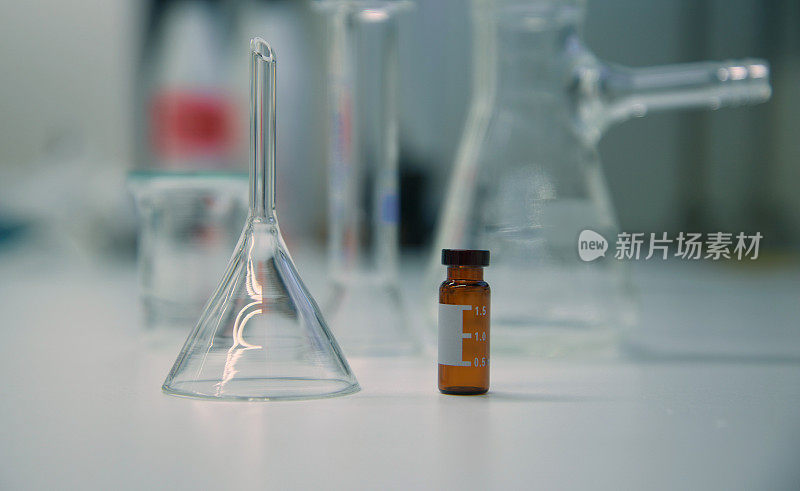 科学漏斗和小瓶的实验室和玻璃器皿背景