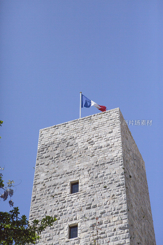 法国国旗在戛纳一座法国建筑的顶部随风飘扬