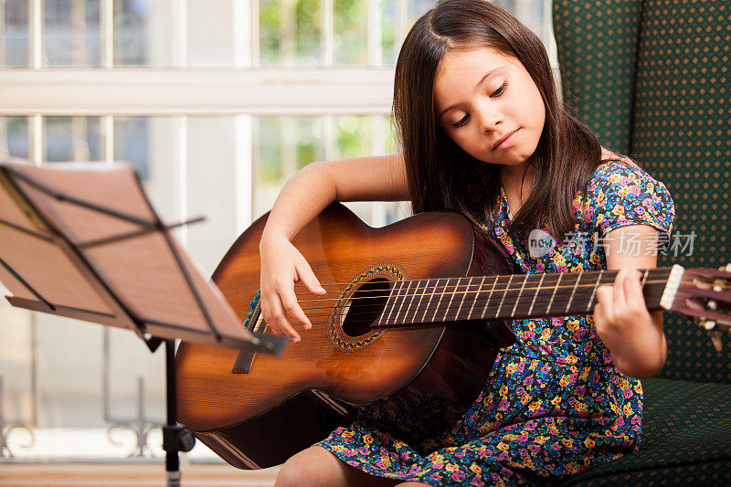 可爱的小女孩弹吉他