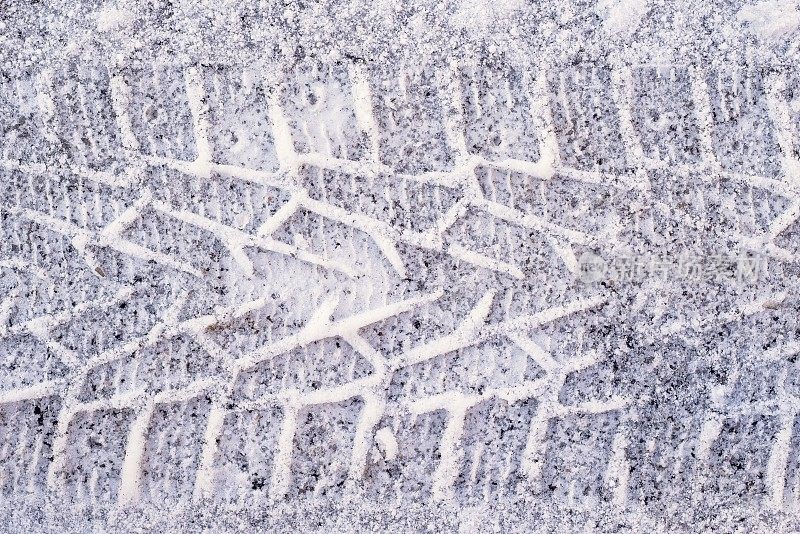 汽车轮胎在雪地上留下的波纹痕迹