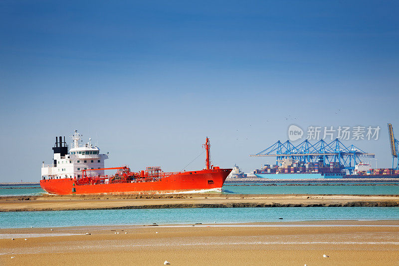 勒阿弗尔商业装载码头的油轮