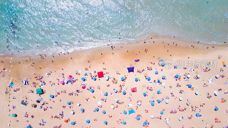 热带海滩与彩色伞-自上而下鸟瞰图