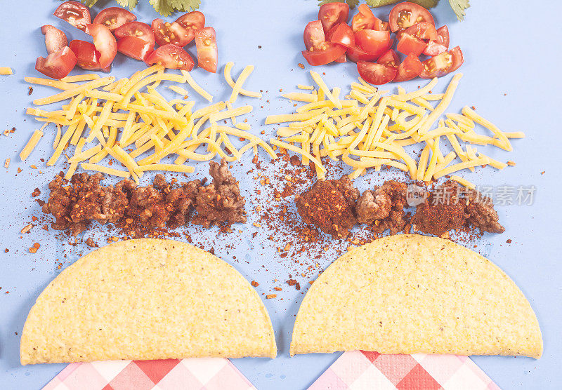 墨西哥食物松脆的牛肉玉米饼，配料排成一排，小丘。