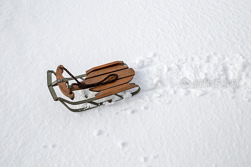 雪橇在雪