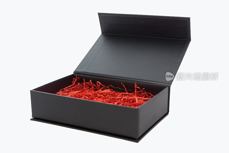 黑色礼盒与红色填料隔离在白色背景
