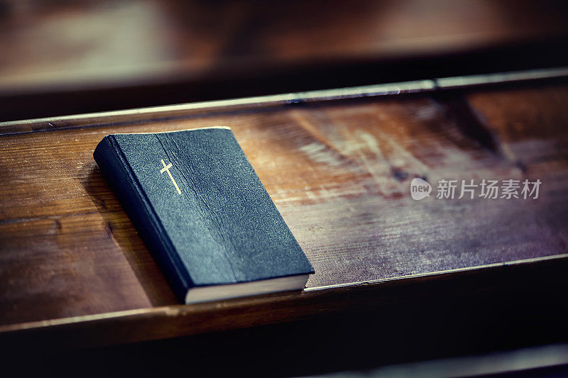 圣经的书。圣经放在教堂的旧木桌上