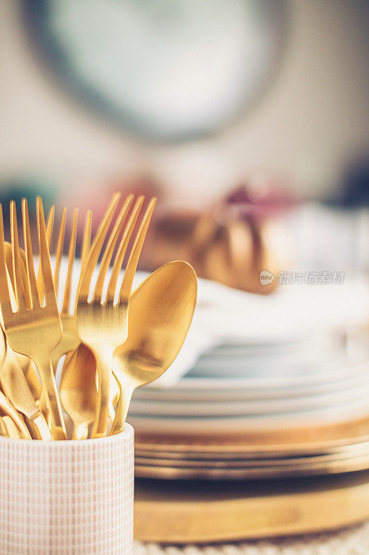用漂亮的金色餐具准备感恩节晚餐