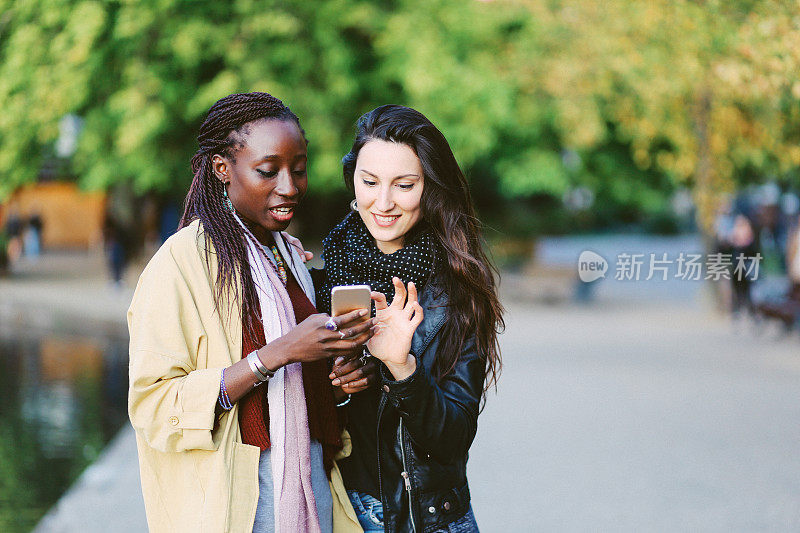 在伦敦维多利亚公园散步的女人的肖像