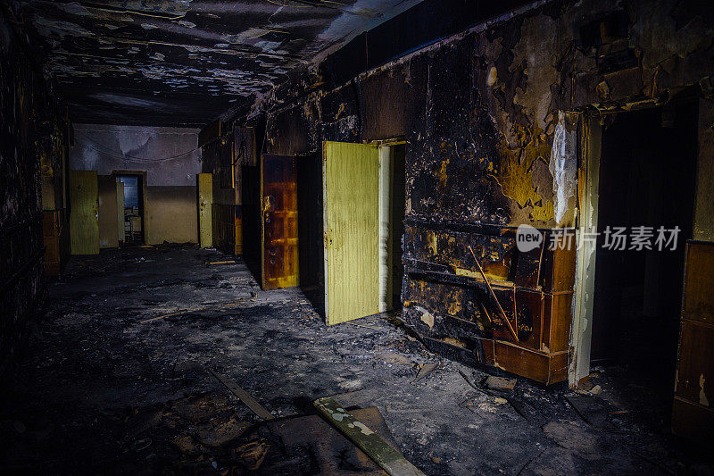 旧医院内部失火。走廊的墙壁和门都烧焦了