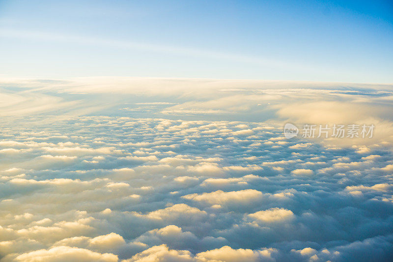 太阳升起的观点之上的云，Cloudscape
