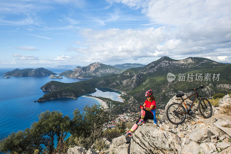 骑自行车旅行。自行车是自由的。