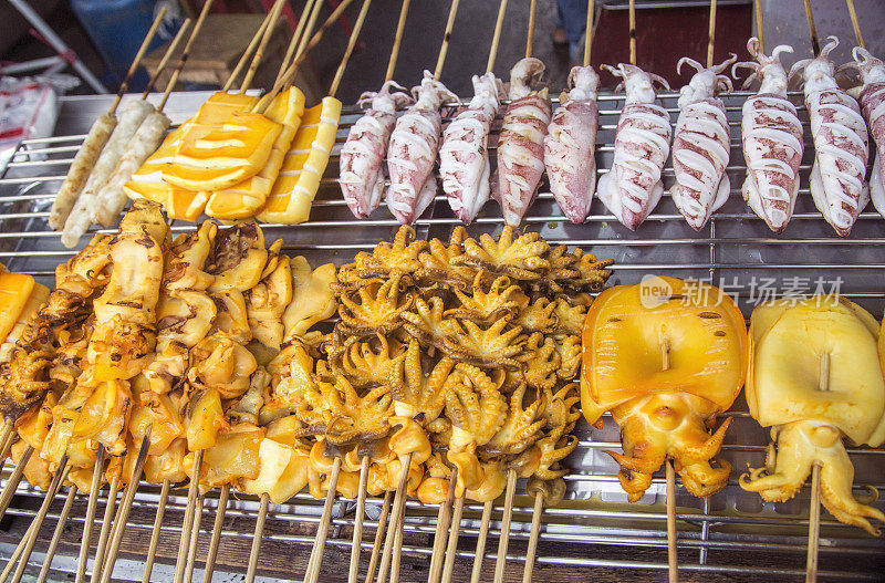 亚洲泰国鱼市上各种形状的熟鱿鱼(墨鱼)