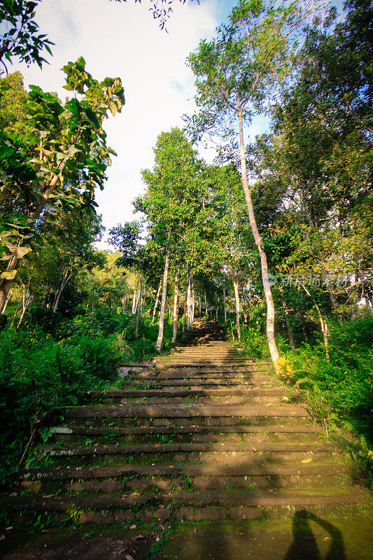 陡峭的楼梯到山上寺庙在巴厘岛