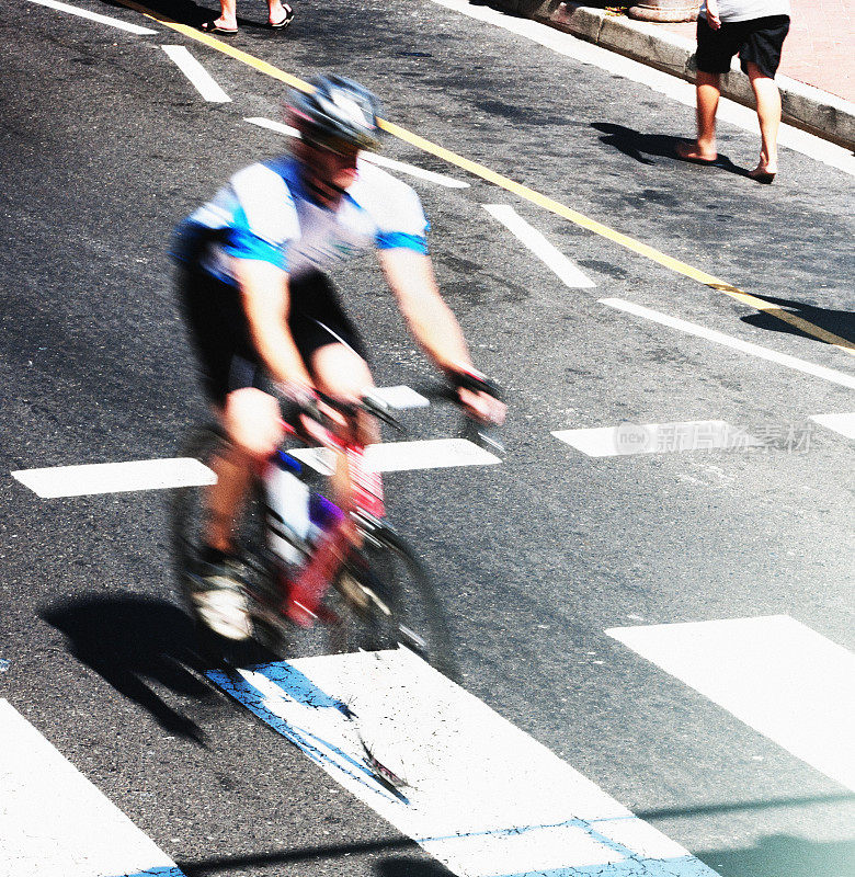 自行车赛车在人行横道上的速度
