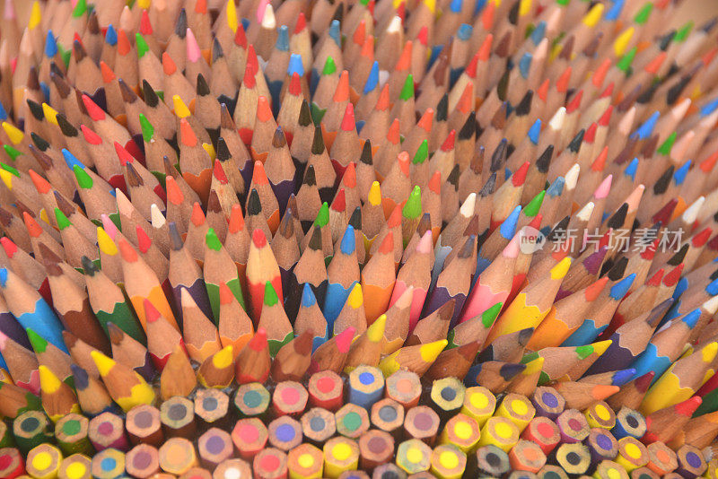 一大群彩色铅笔