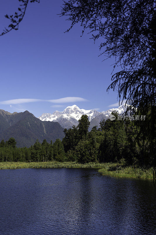 湖Matheson反射景观全景，新西兰，南岛