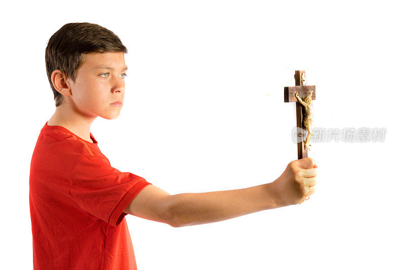 年轻的男孩孤立的白人拿着十字架