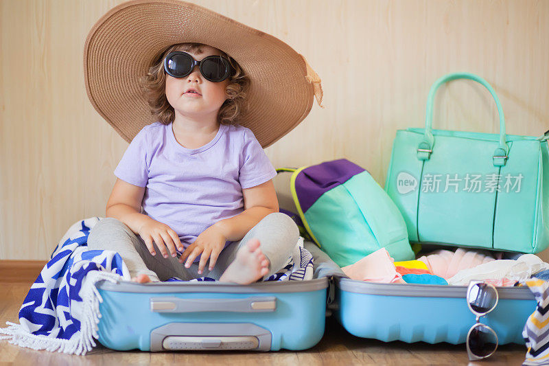 一个小孩坐在行李箱里，准备开始一次大旅行