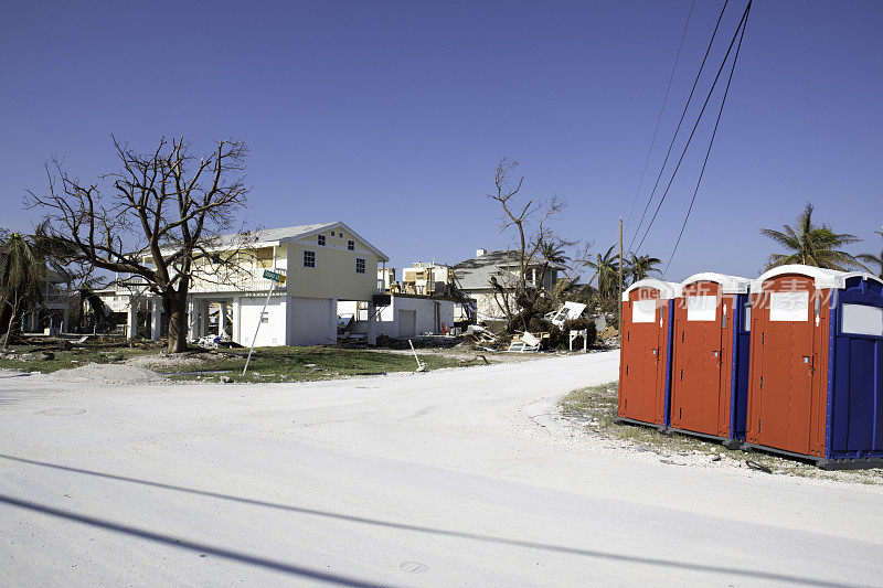 飓风“厄玛”过后，拉姆罗德岛街道上的飓风破坏