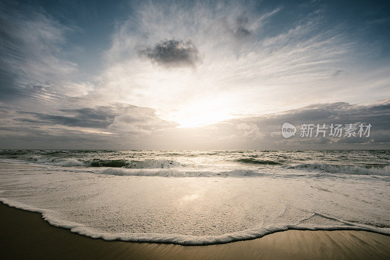 日落时晴朗的天空映衬着海滩的风景