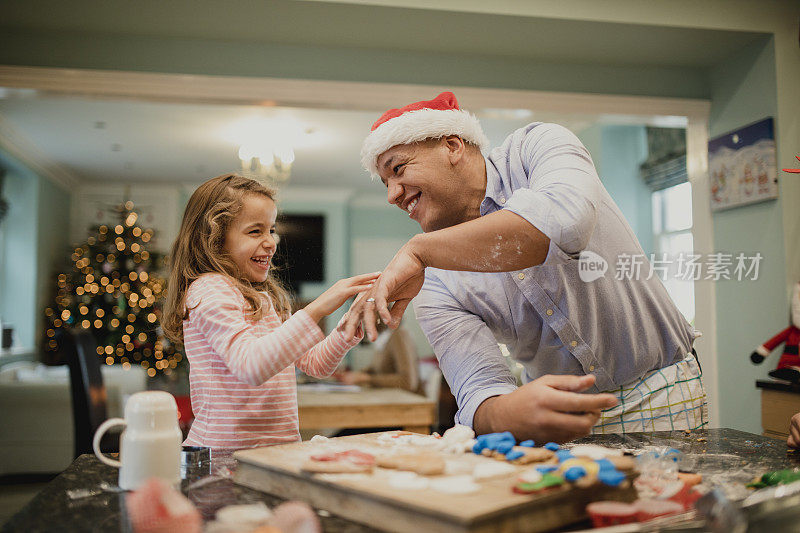 和爸爸一起做凌乱的圣诞饼干