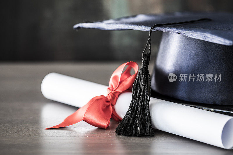 毕业帽和毕业证书放在桌子上