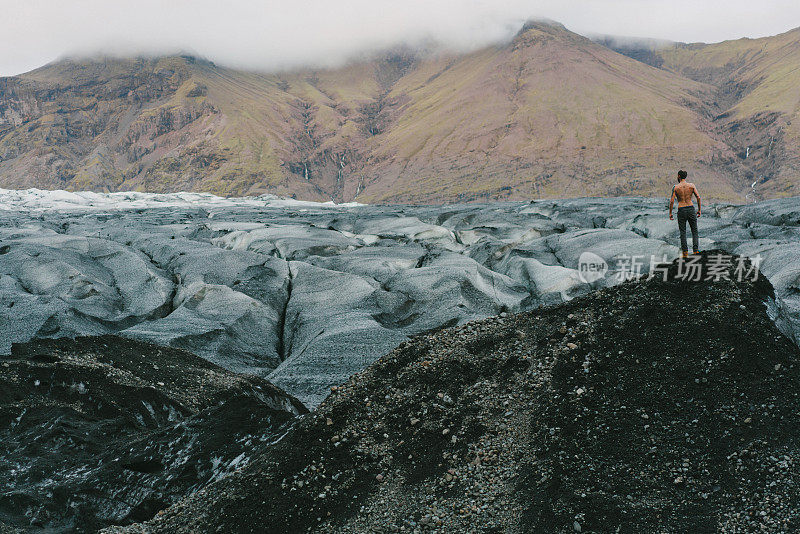 人看Skaftafellsjökul冰川在山上