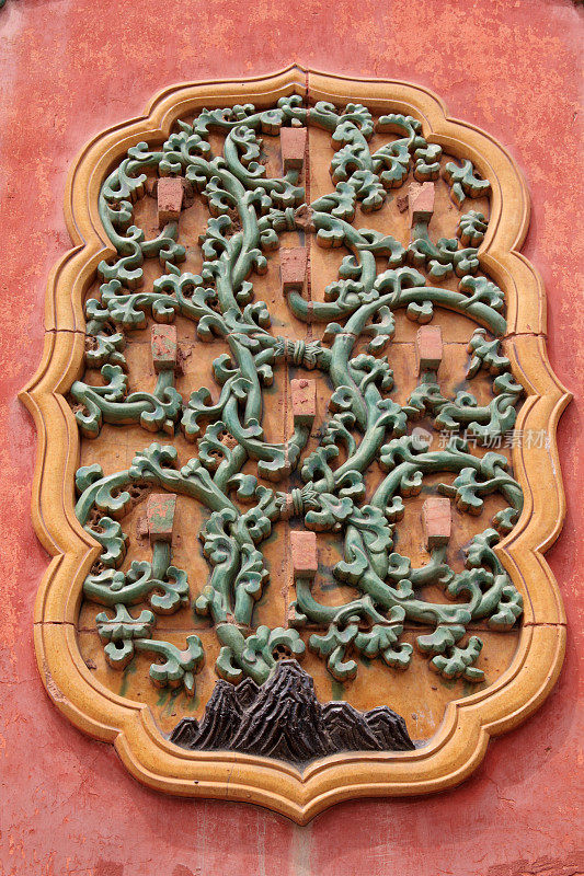 2012年5月13日，中国河北省遵化市，清代东王陵墙上的玻璃装饰图案
