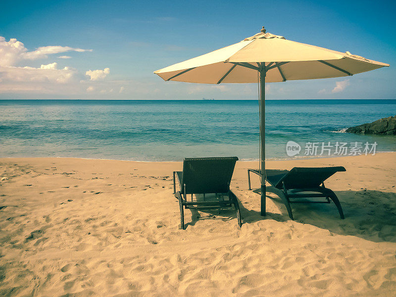 热带沙滩，配有椅子和阳伞