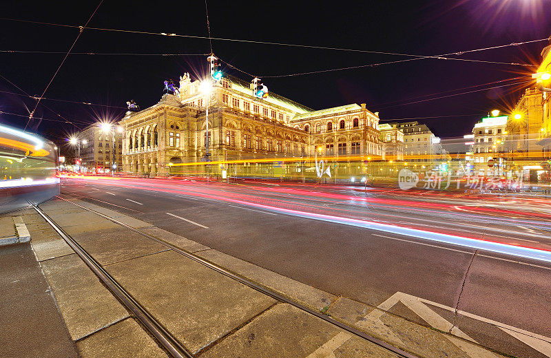维也纳老城和城市交通市中心的夜晚，奥地利