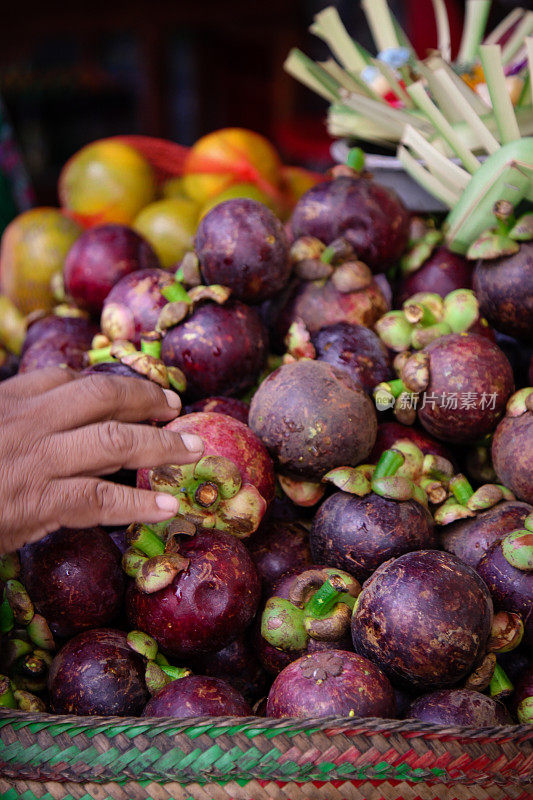 巴厘岛农贸市场出售山竹果