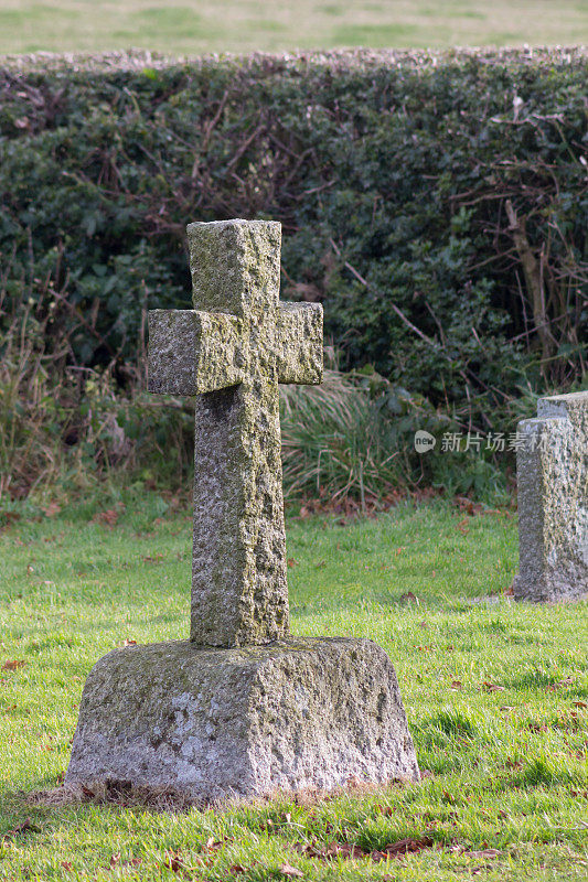 墓地里简单的石头十字架